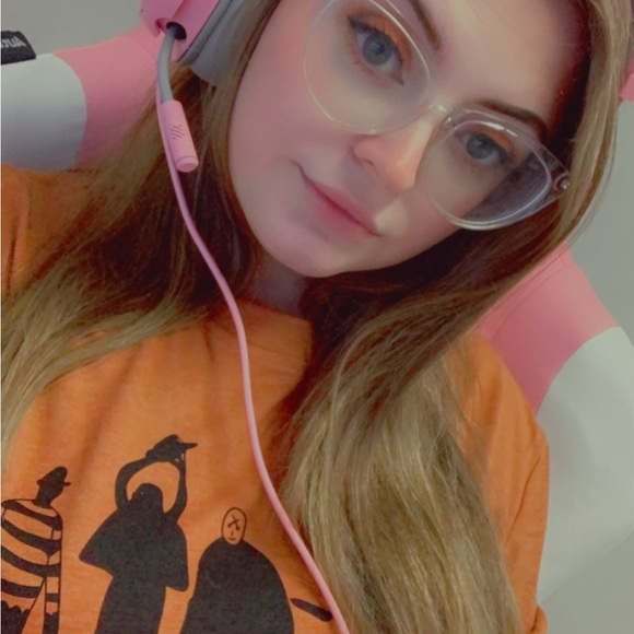 Meet your Posher, Nicole - Picture 5 of 6